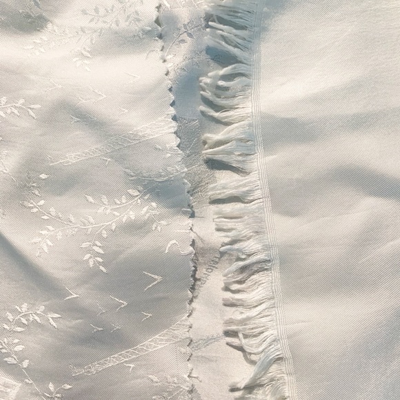 💙5/$30 Vintage White Satin Paris Scarf Top - Picture 4 of 4